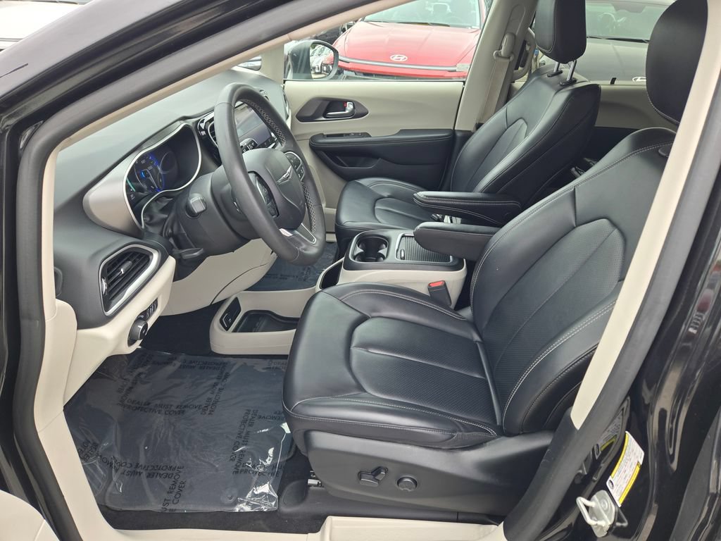 Used 2023 Chrysler Pacifica Touring-L FWD image 31