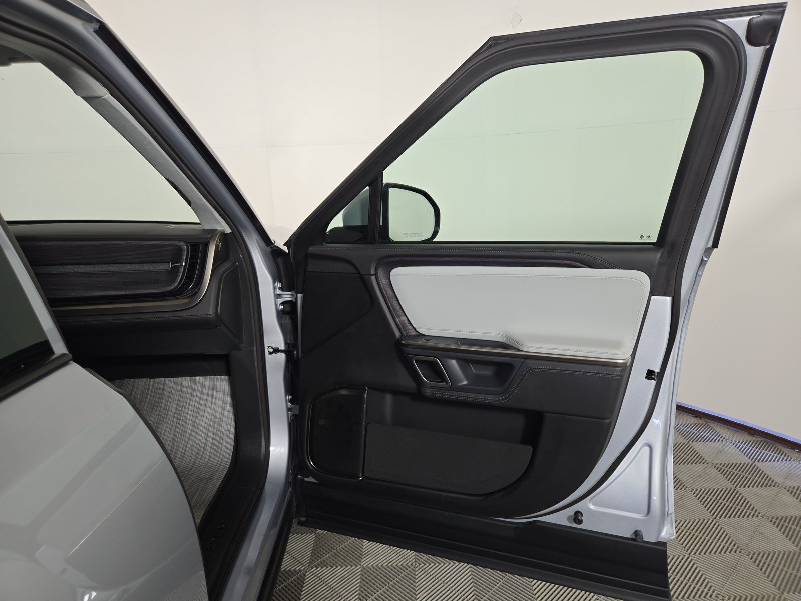 Used 2024 Rivian R1S Adventure AWD/4WD image 18