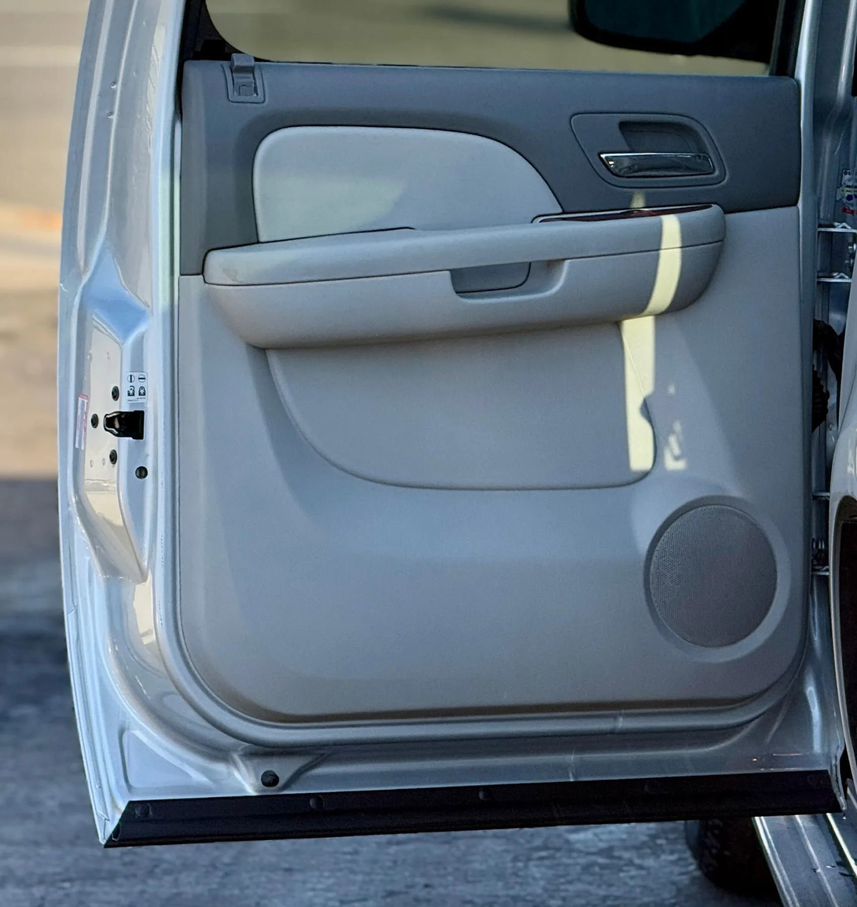 Used 2014 Chevrolet Suburban LT w/ Luxury Package image 9