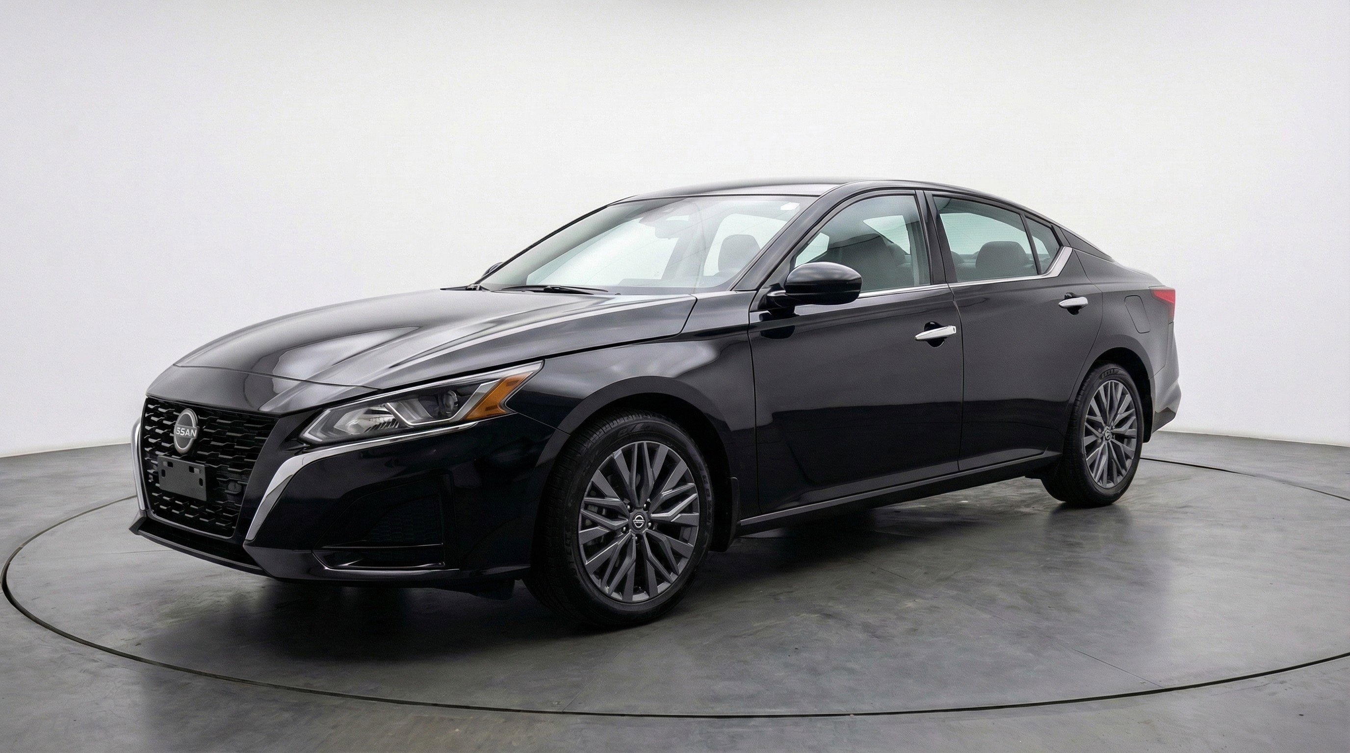Used 2025 Nissan Altima 2.5 SV FWD image 3