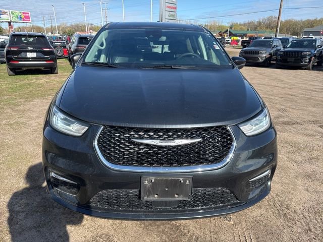 Used 2023 Chrysler Pacifica Touring-L FWD image 3