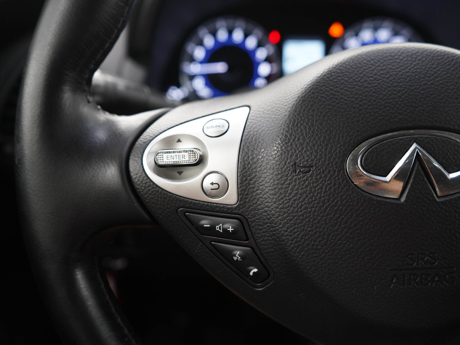 Used 2014 INFINITI QX70 AWD w/ Premium Package image 25