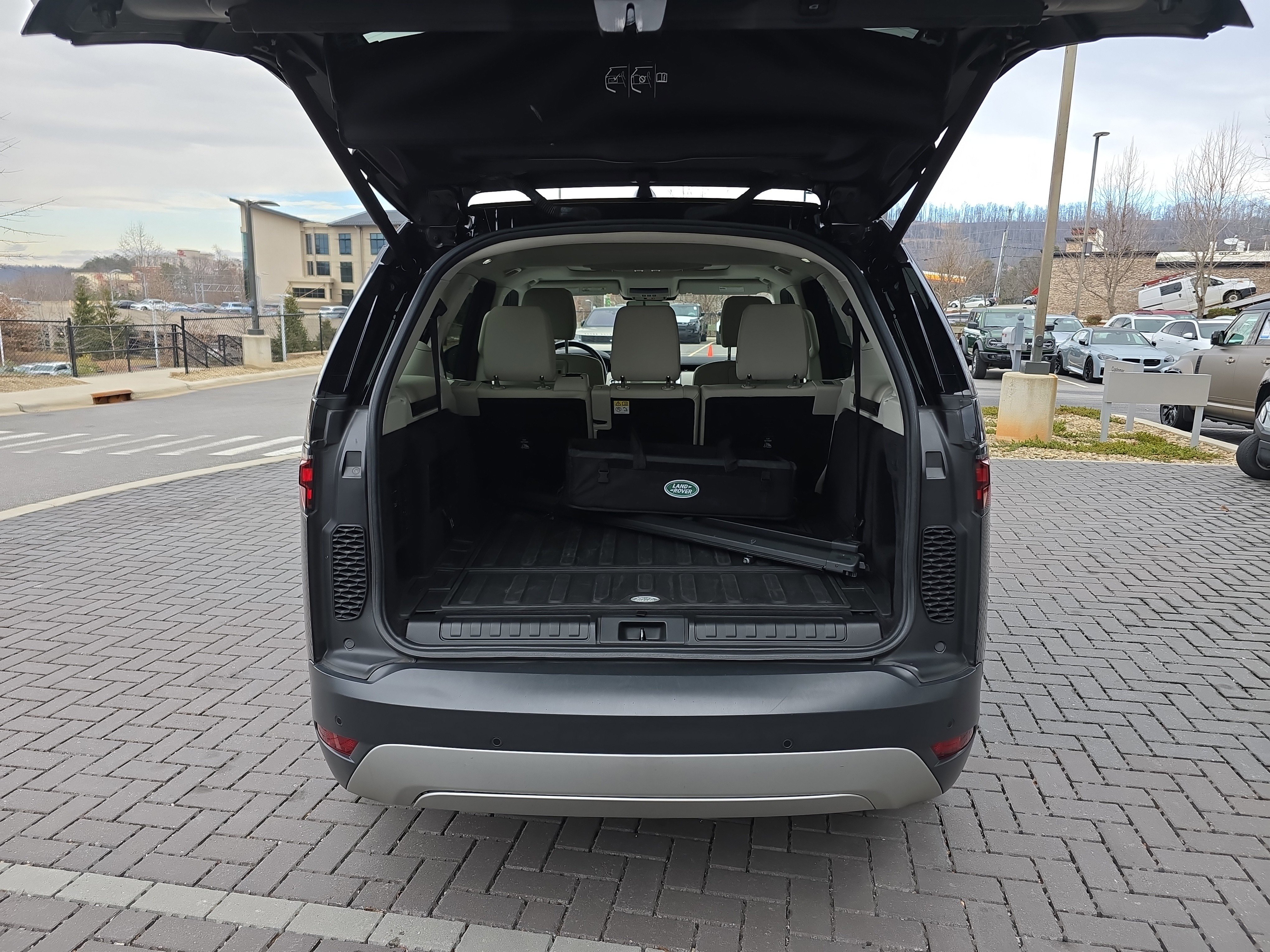 Used 2021 Land Rover Discovery S image 7