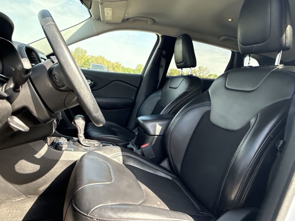 Used 2019 Jeep Cherokee Latitude Plus w/ Cold Weather Group AWD/4WD image 13