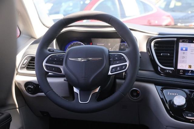 Used 2023 Chrysler Pacifica Touring-L w/ Uconnect Theater Family Group AWD/4WD image 25