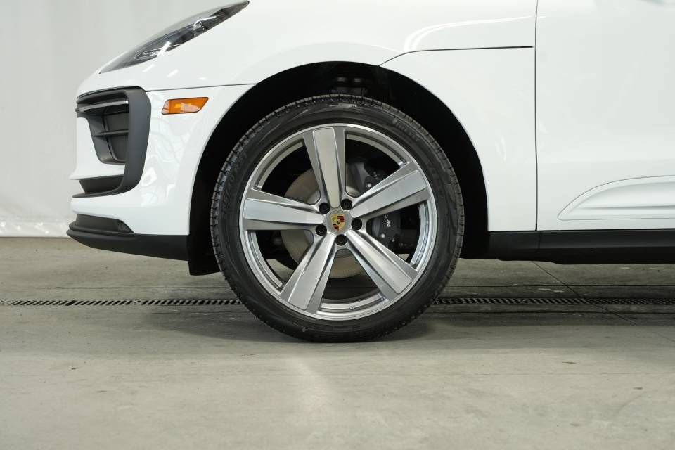 Certified 2025 Porsche Macan AWD/4WD image 42