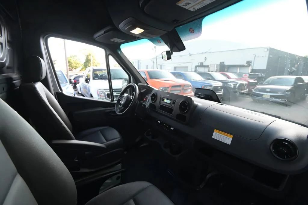 Used 2025 Mercedes-Benz Sprinter 2500 image 37