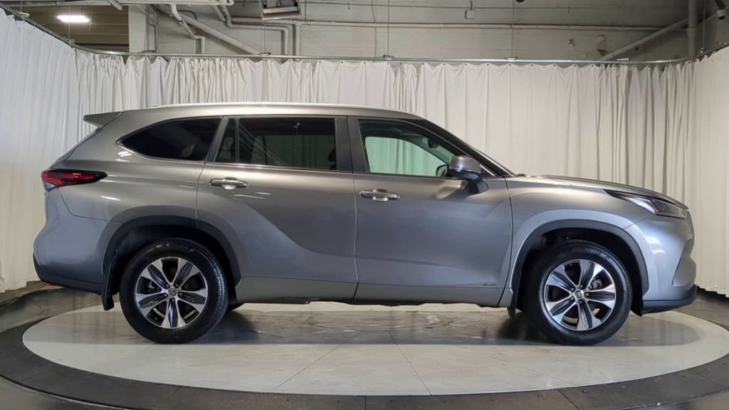 Used 2025 Toyota Highlander XLE AWD/4WD image 11