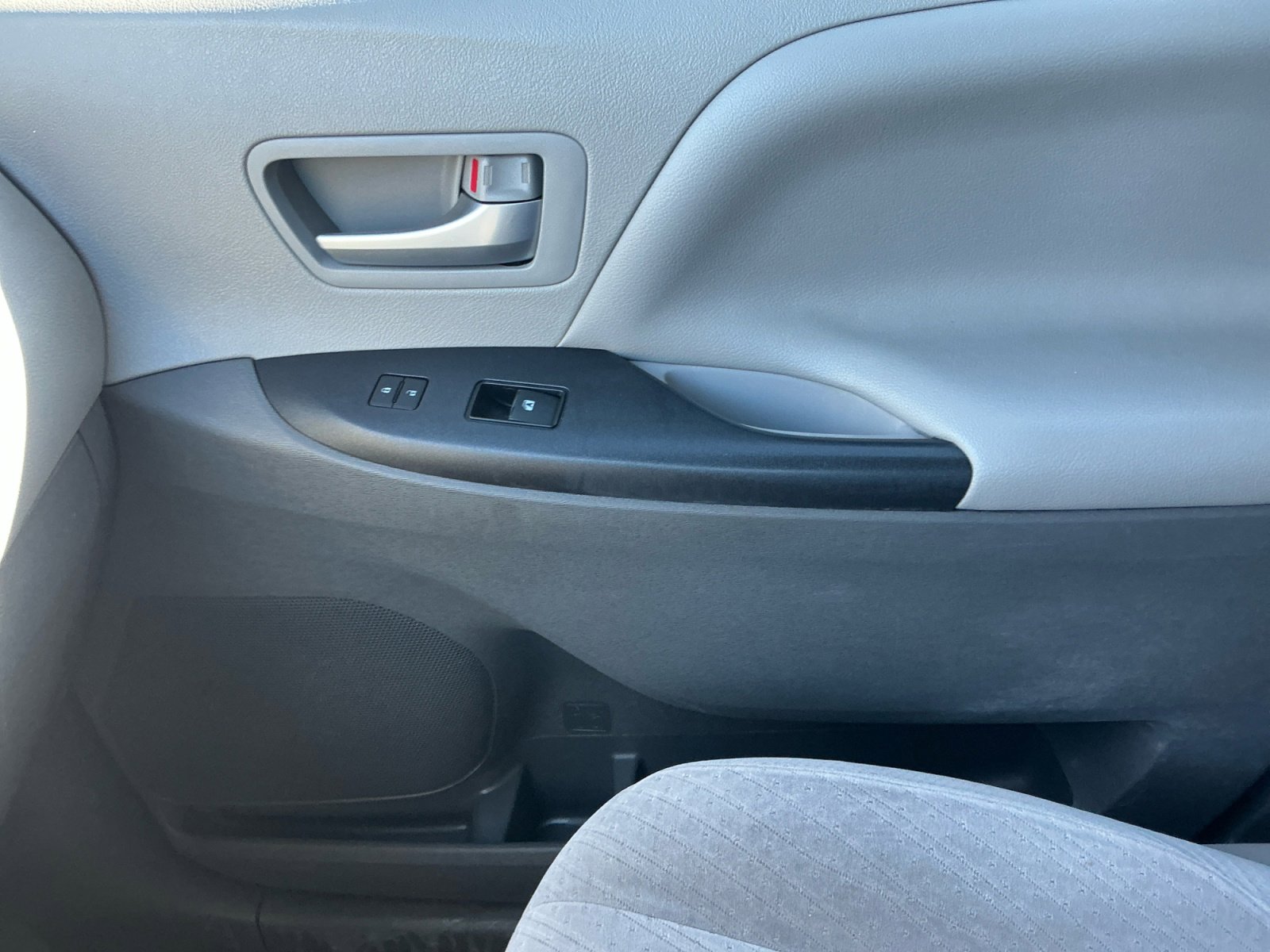 Used 2015 Toyota Sienna LE image 14