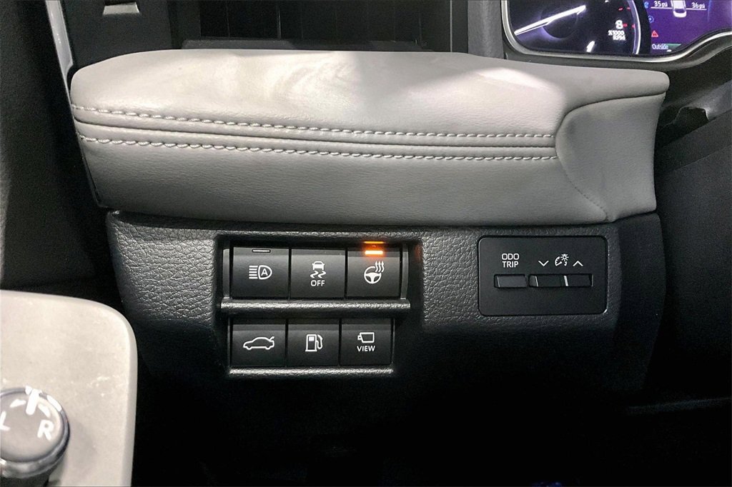 Used 2020 Toyota Avalon Limited image 16