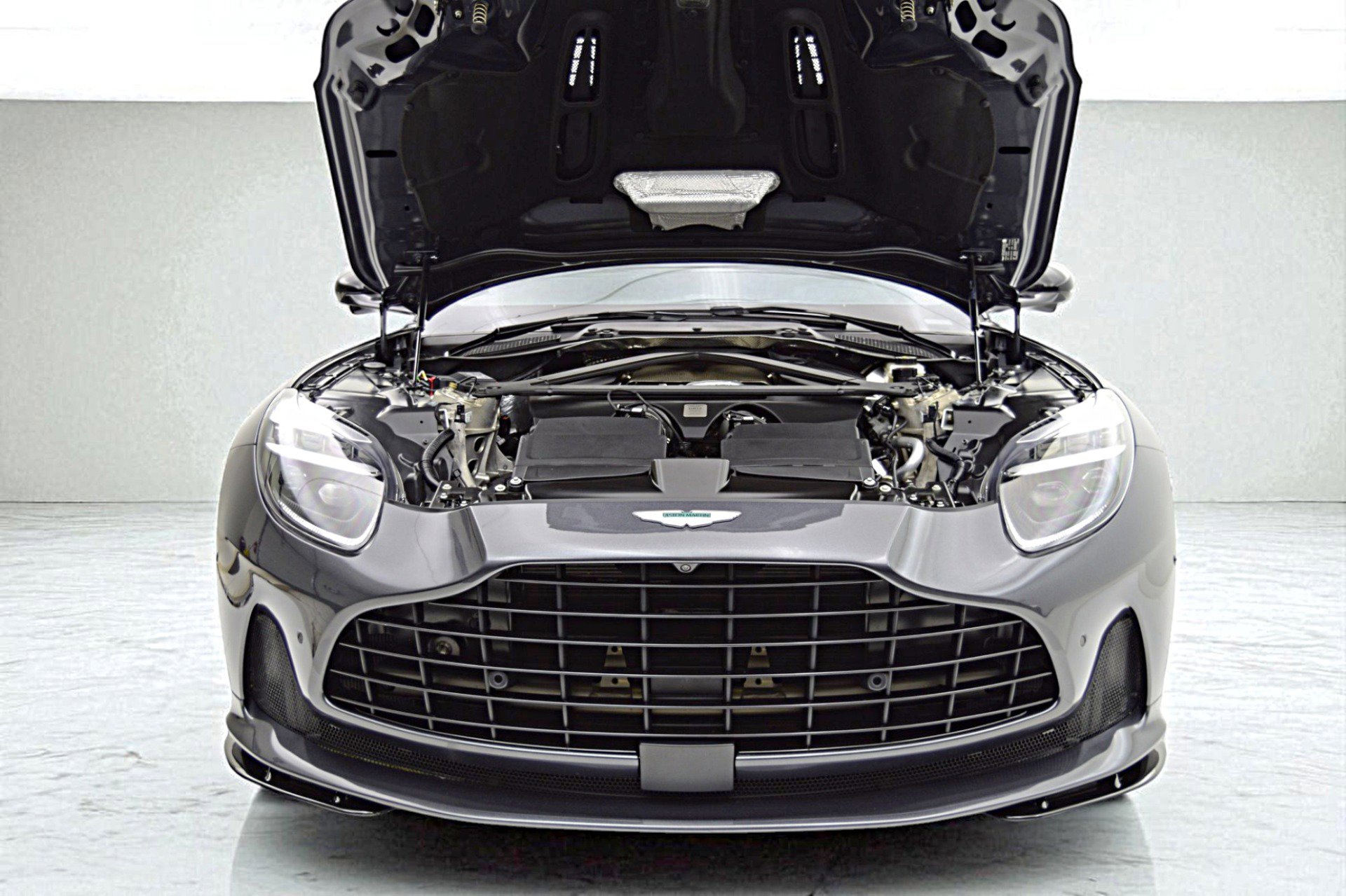Used 2024 Aston Martin DB12 Coupe image 24