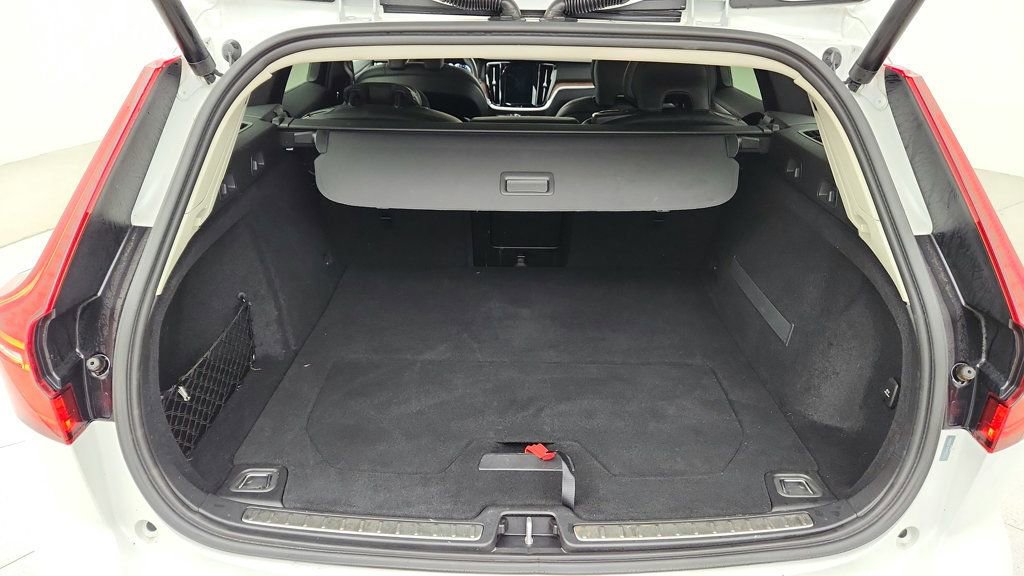 Used 2020 Volvo V60 T5 Cross Country w/ Protection Package Premier image 21