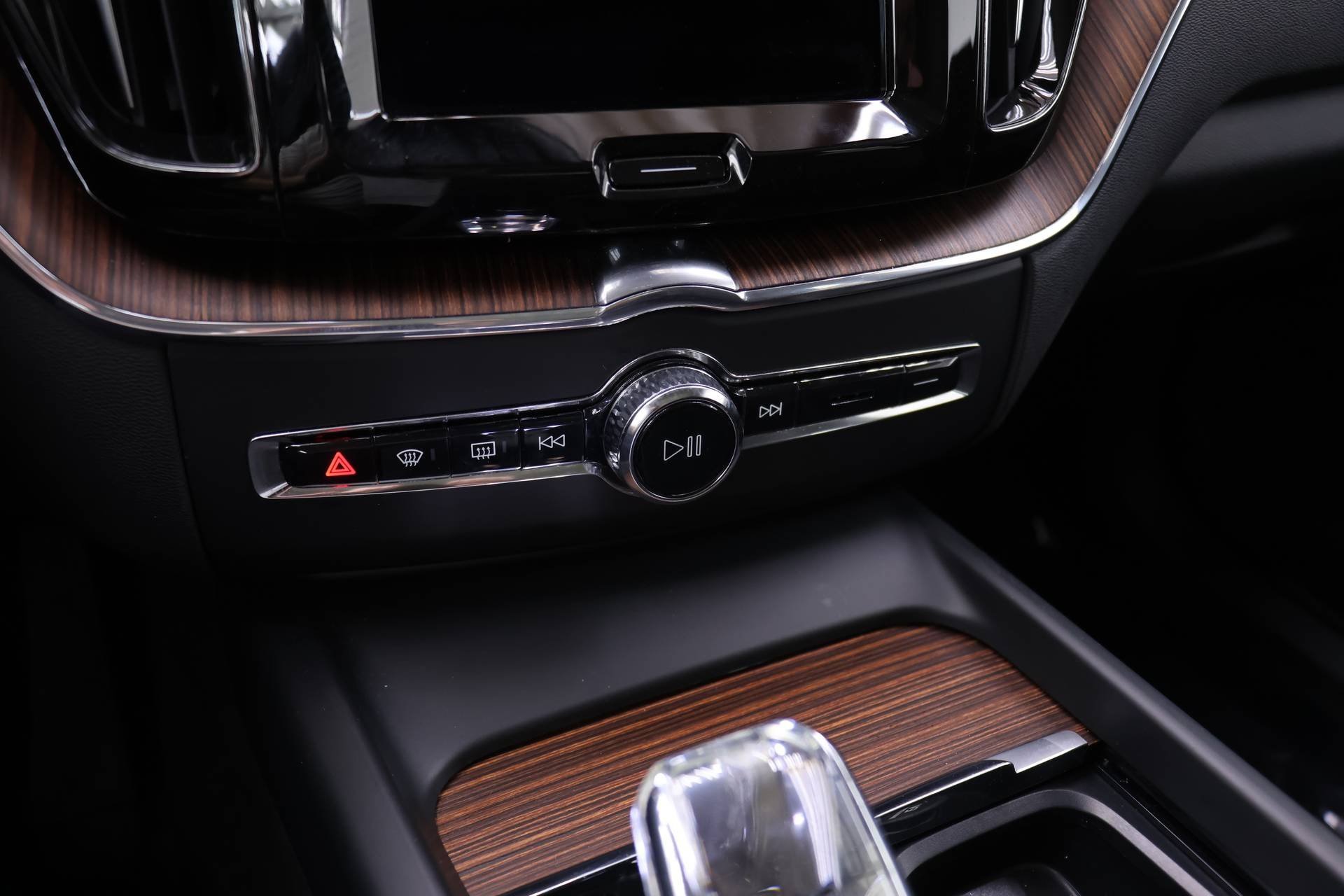 Certified 2023 Volvo XC60 B5 Ultimate w/ Protection Package Premier image 11