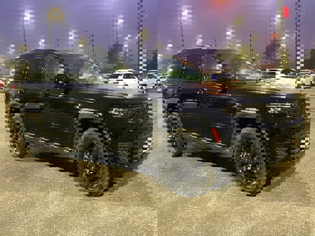 Used 2024 Jeep Grand Cherokee L Altitude image 3