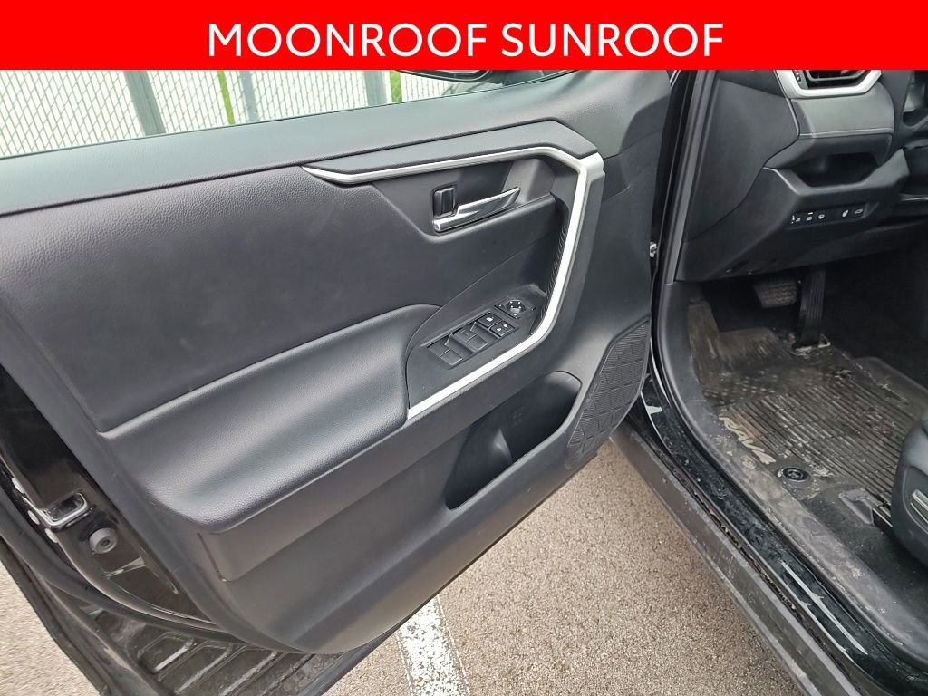 Used 2021 Toyota RAV4 XLE w/ Convenience Package image 5