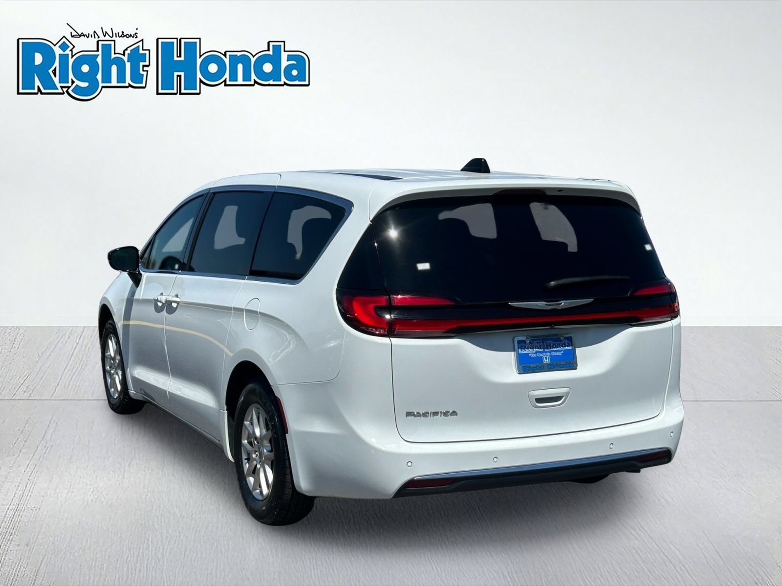 Used 2025 Chrysler Pacifica Select FWD image 4