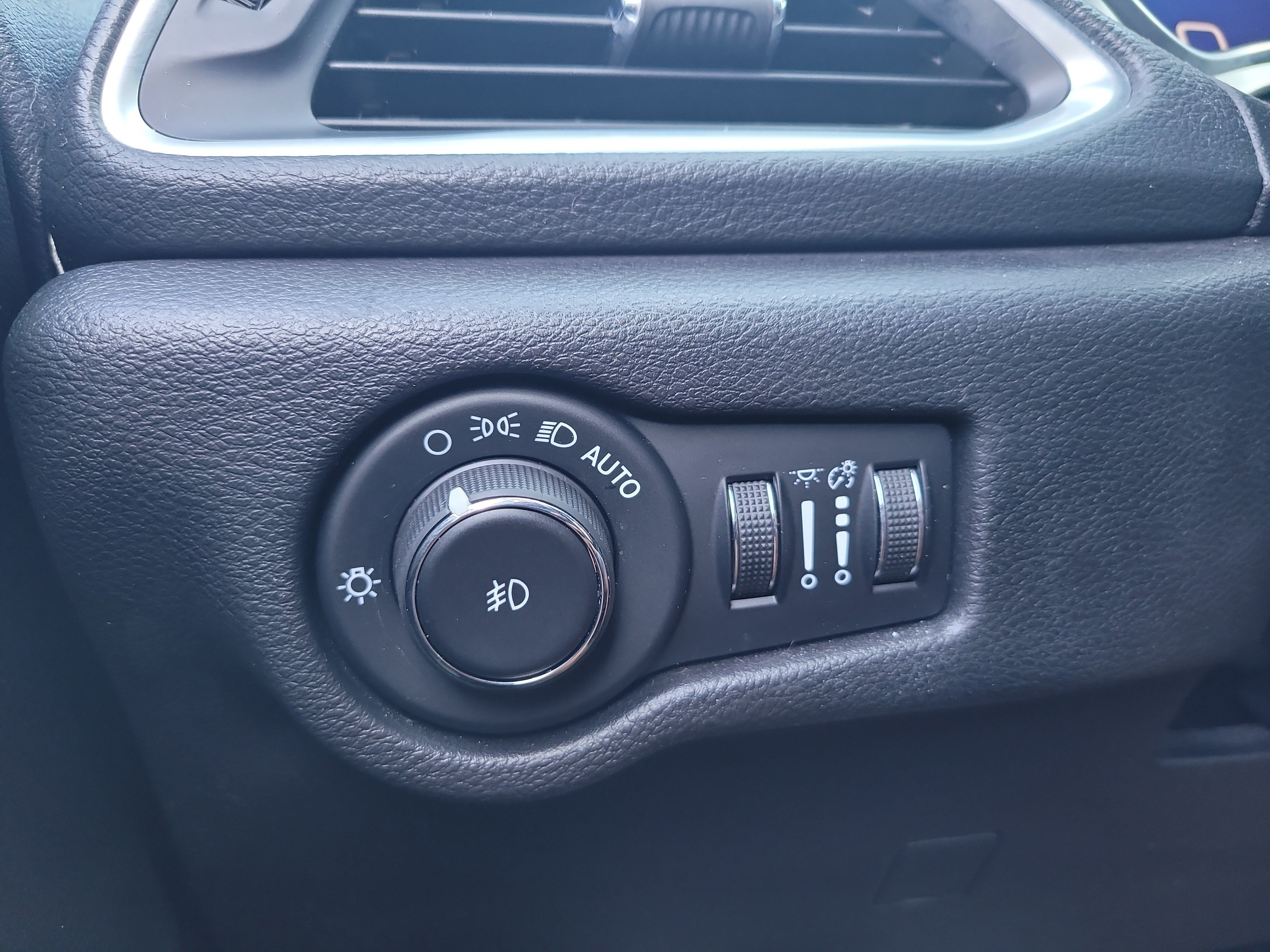 Used 2020 Chrysler Pacifica Limited w/ Advanced Safetytec Group FWD image 32