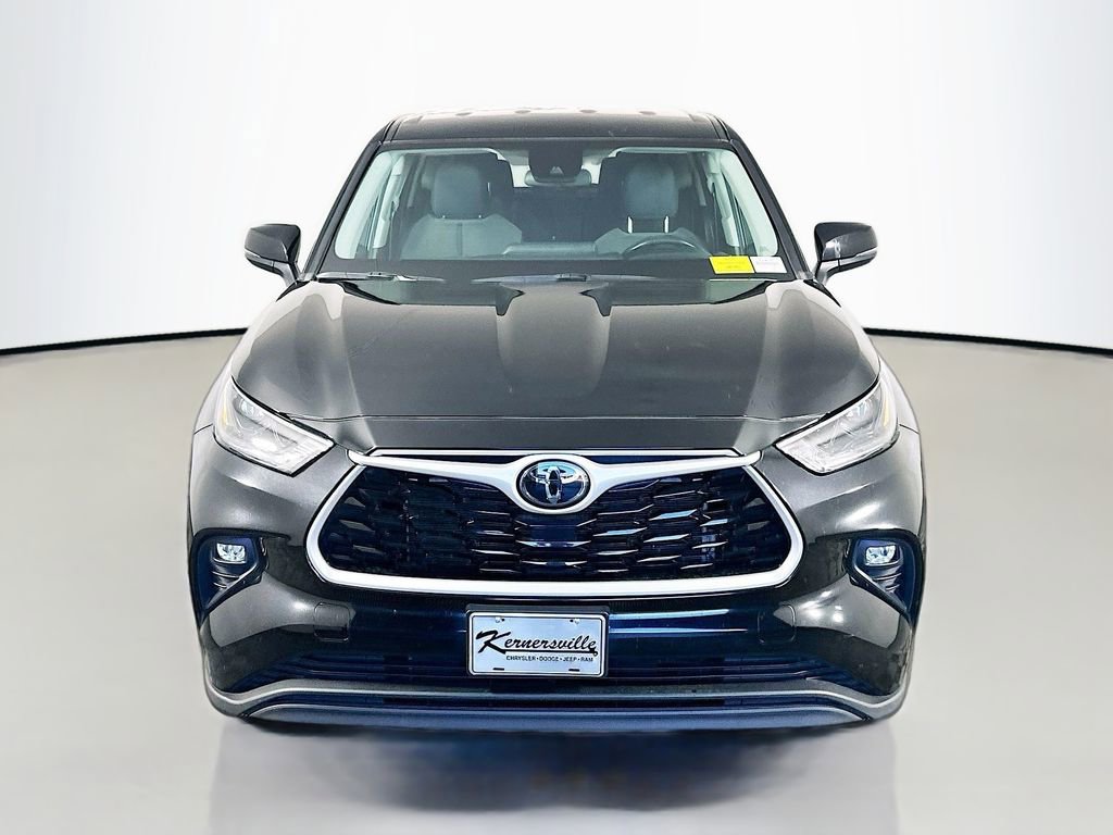Used 2024 Toyota Highlander LE image 2