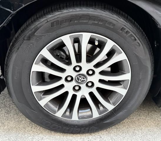 Used 2018 Toyota Sienna XLE image 32