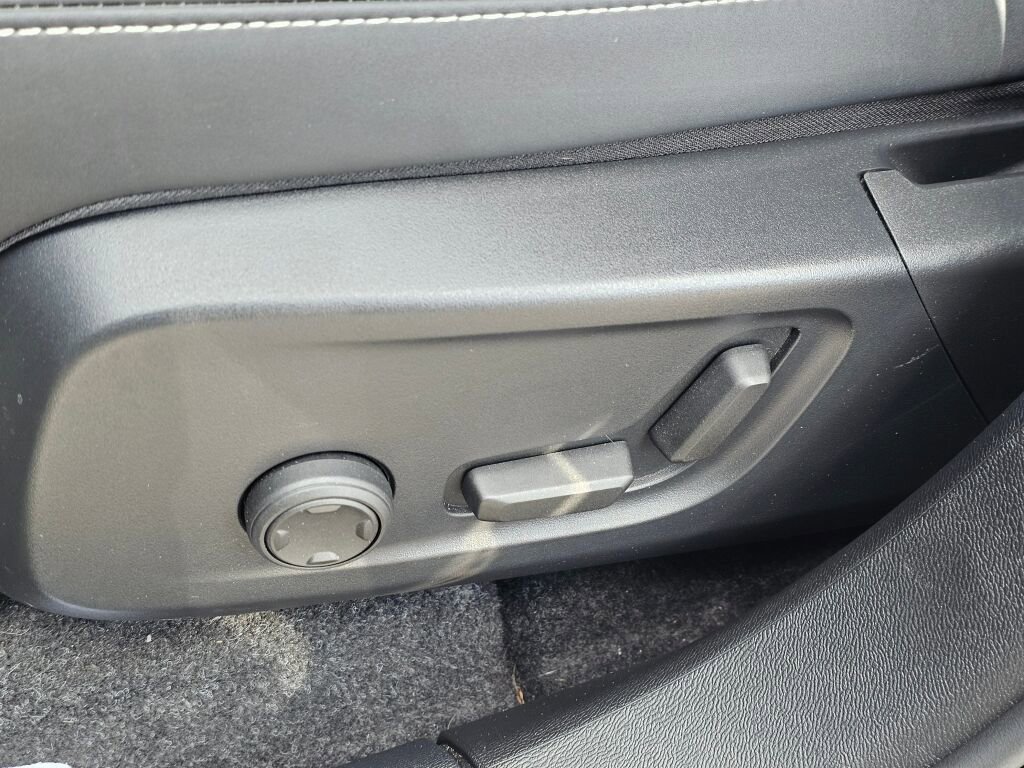 Used 2023 Volvo XC40 Recharge Ultimate image 32