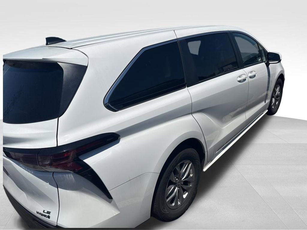 Used 2023 Toyota Sienna LE AWD/4WD image 10