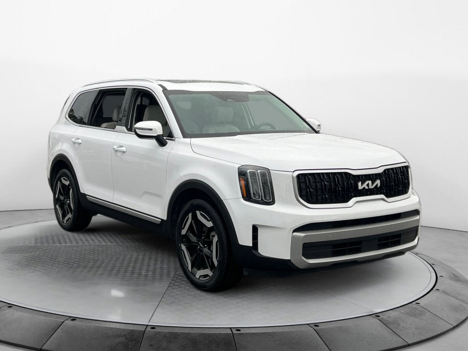 Used 2023 Kia Telluride EX w/ EX Captain's Chair Package image 1