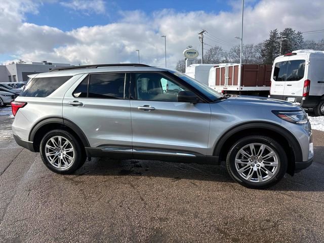 Used 2025 Ford Explorer Active w/ Active Comfort Package image 2