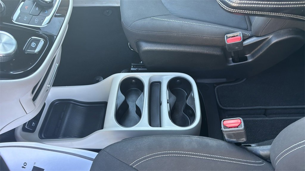 Used 2022 Chrysler Voyager LX image 17