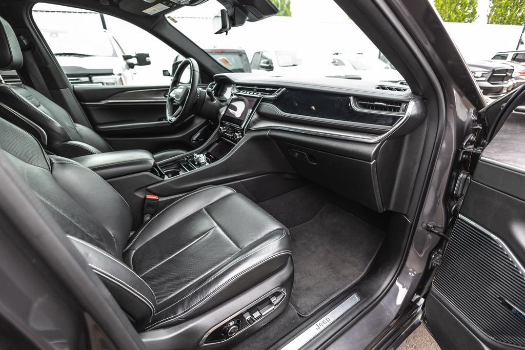 Used 2022 Jeep Grand Cherokee Overland w/ Advanced Protech Group III AWD/4WD image 27
