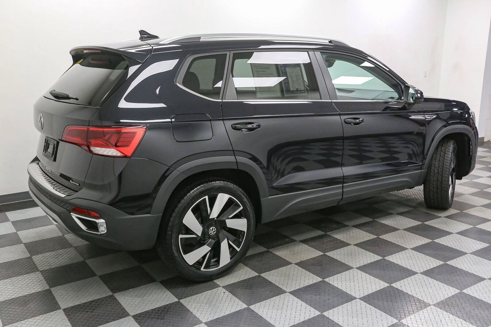 Certified 2024 Volkswagen Taos SEL AWD/4WD image 10