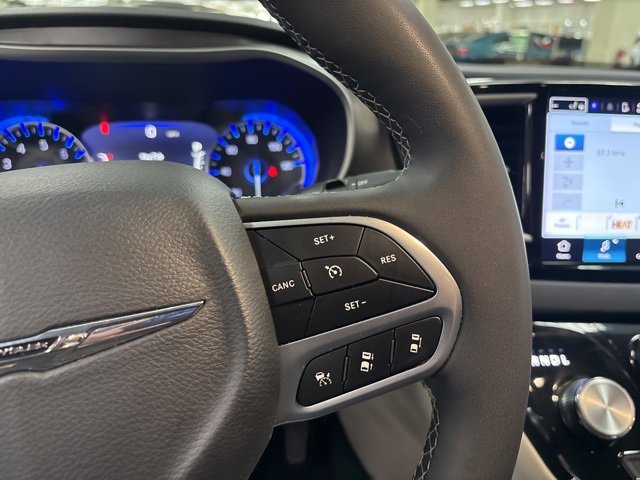 Used 2024 Chrysler Pacifica Touring-L image 25