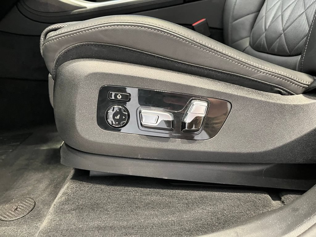 Used 2023 BMW X7 xDrive40i w/ Parking Assistance Package AWD/4WD image 17