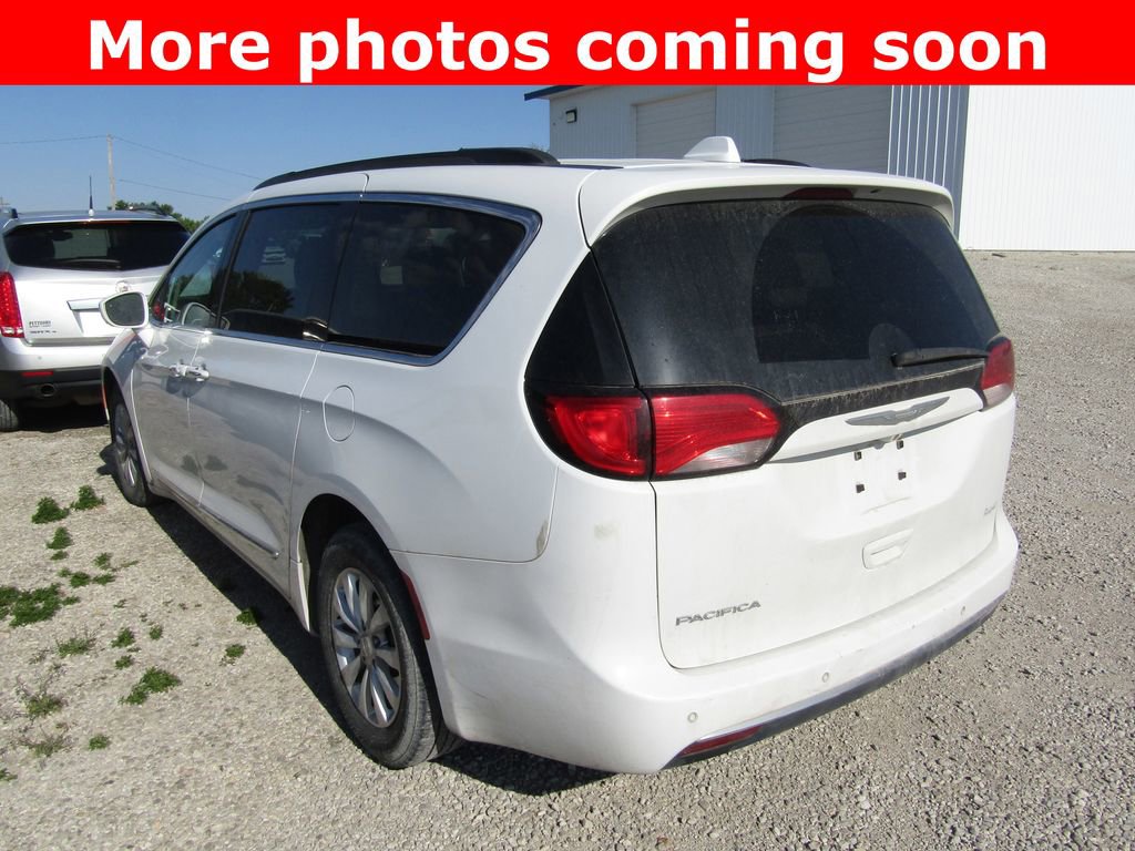 Used 2017 Chrysler Pacifica Touring-L FWD image 3
