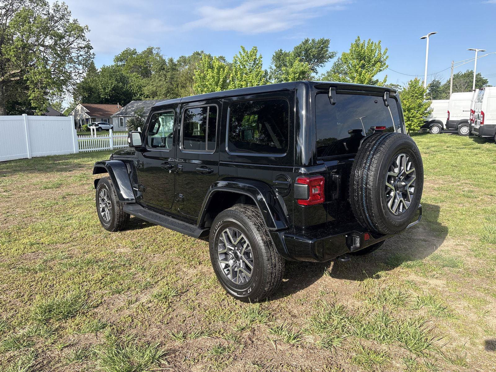 Used 2023 Jeep Wrangler Unlimited Sahara AWD/4WD image 8