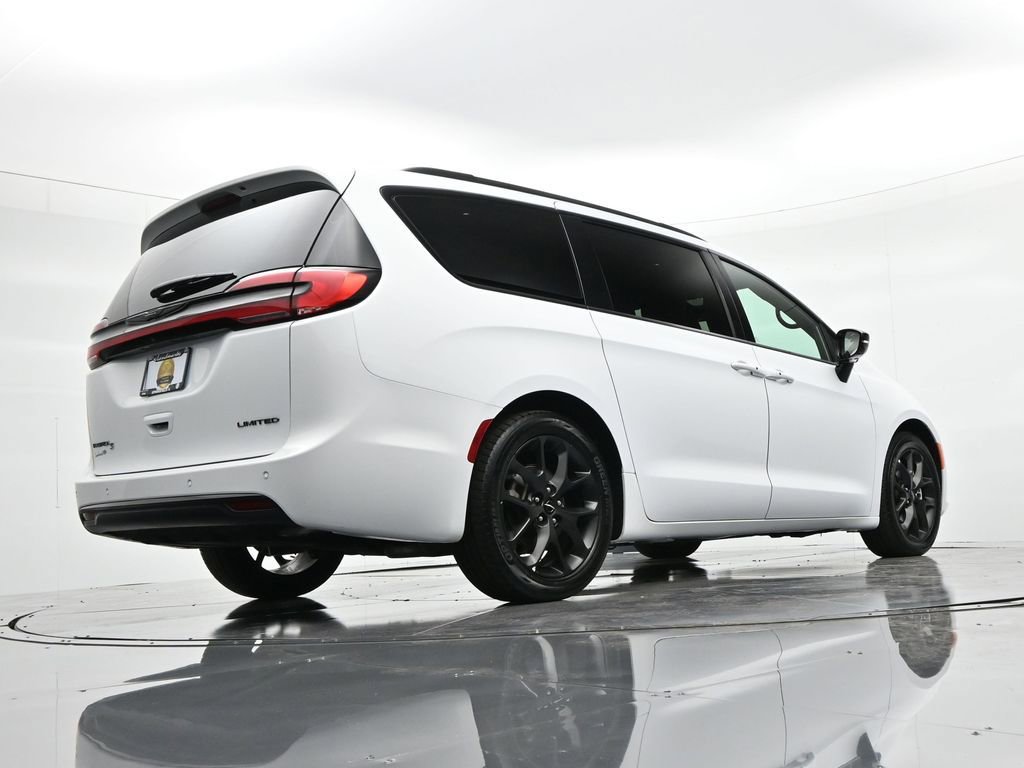 Used 2025 Chrysler Pacifica Limited image 33