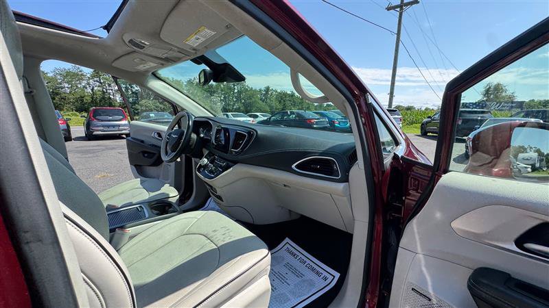Used 2018 Chrysler Pacifica Limited w/ Advanced Safetytec Group FWD image 40