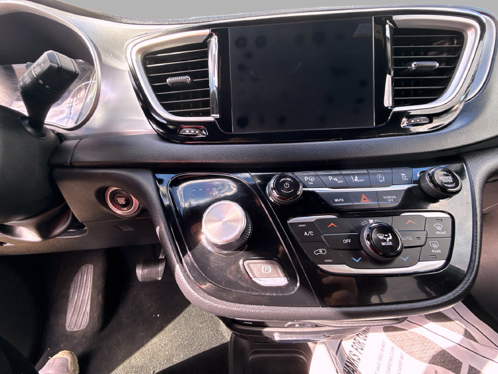 Used 2020 Chrysler Pacifica Touring-L Plus w/ Advanced Safetytec Group FWD image 22