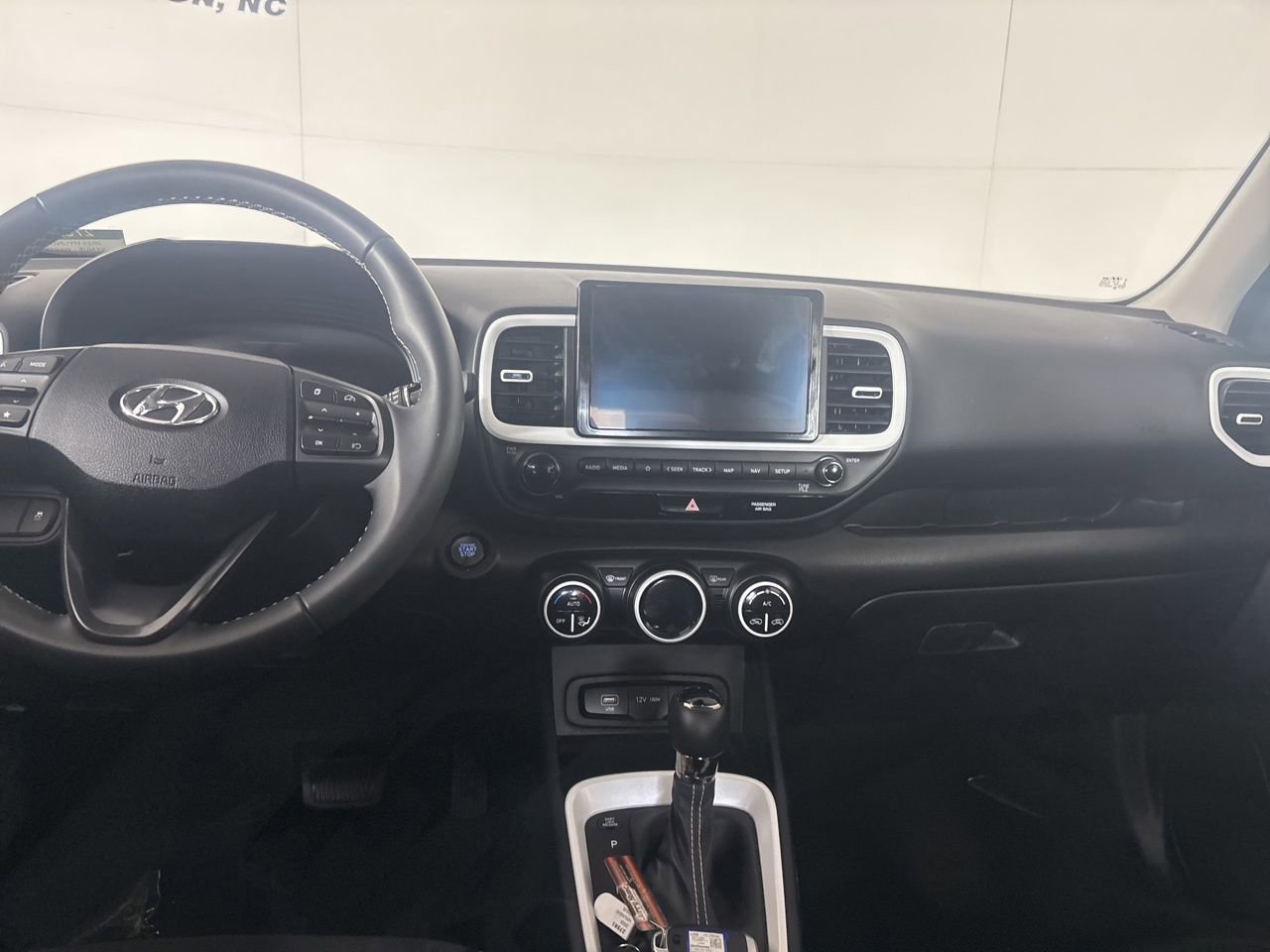 Used 2025 Hyundai Venue Limited image 22