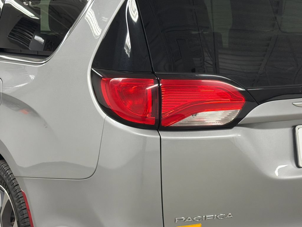 Used 2019 Chrysler Pacifica Limited w/ Tire & Wheel Group FWD image 17