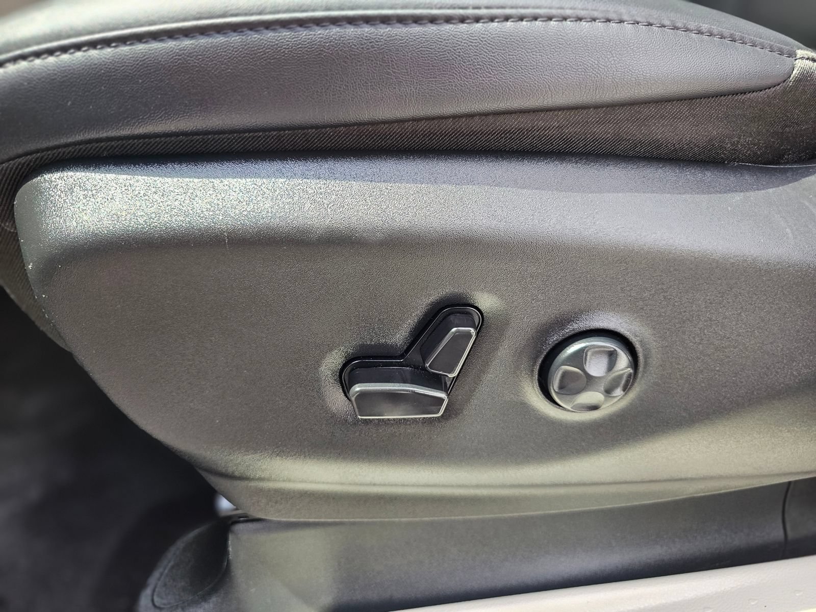 Used 2024 Chrysler Pacifica Limited FWD image 22