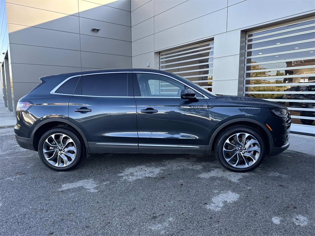 Used 2022 Lincoln Nautilus Reserve w/ Equipment Group 201A image 8