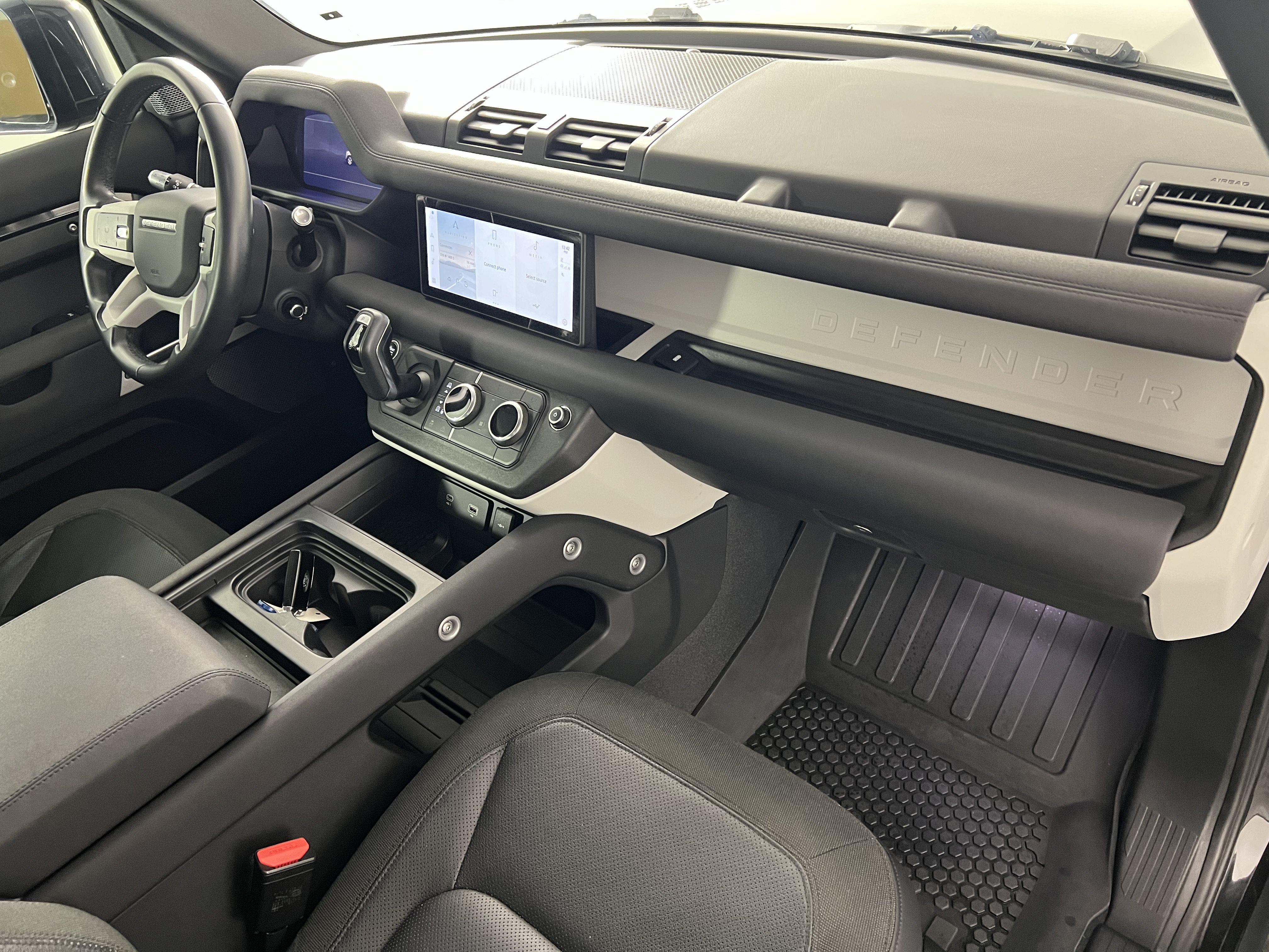Used 2020 Land Rover Defender 110 SE AWD/4WD image 25