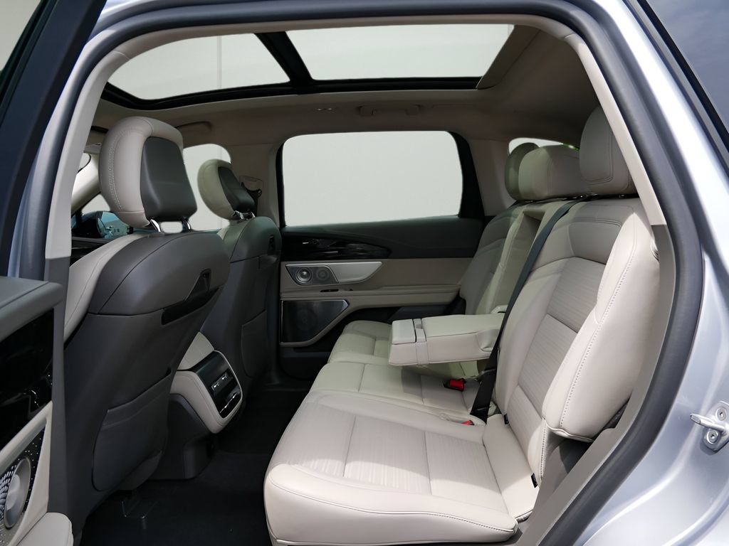 Used 2025 Lincoln Nautilus Reserve AWD/4WD image 11