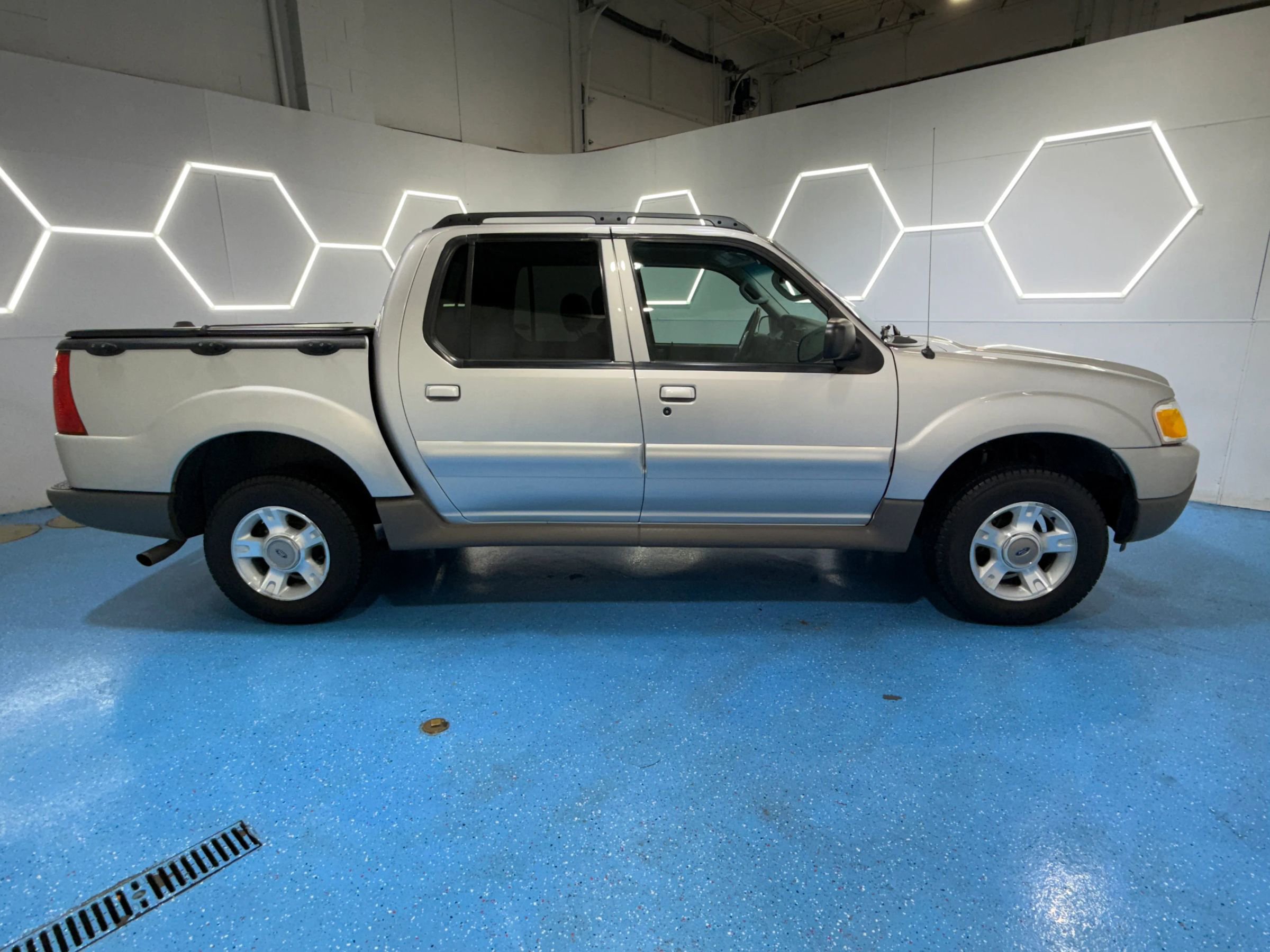 Used 2003 Ford Explorer Sport Trac XLT image 2