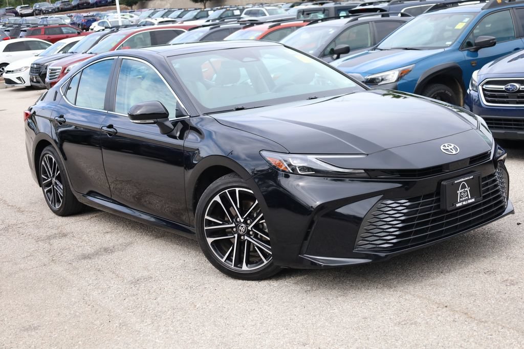 Used 2025 Toyota Camry XLE AWD/4WD image 2