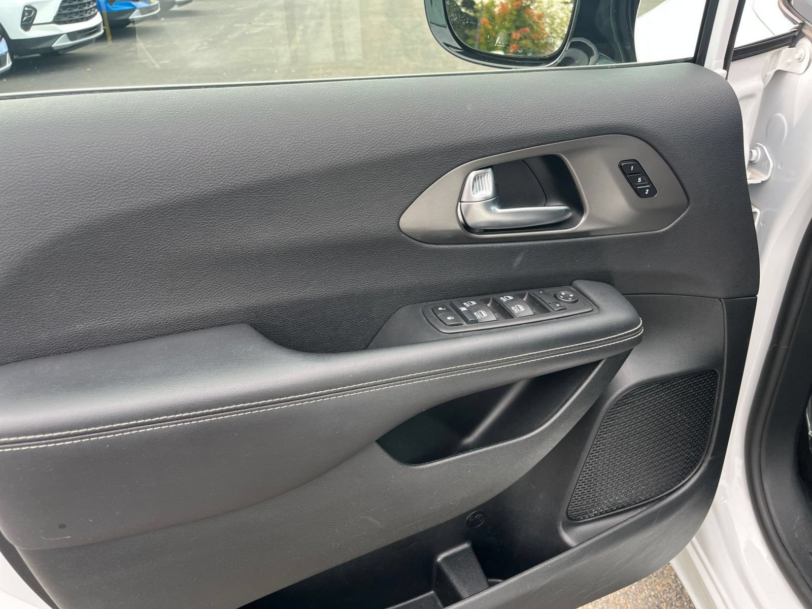Used 2025 Chrysler Pacifica Select FWD image 18