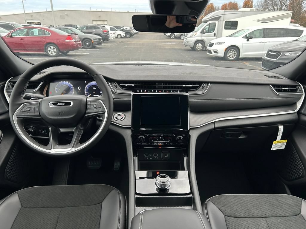 New 2025 Jeep Grand Cherokee Altitude AWD/4WD image 9