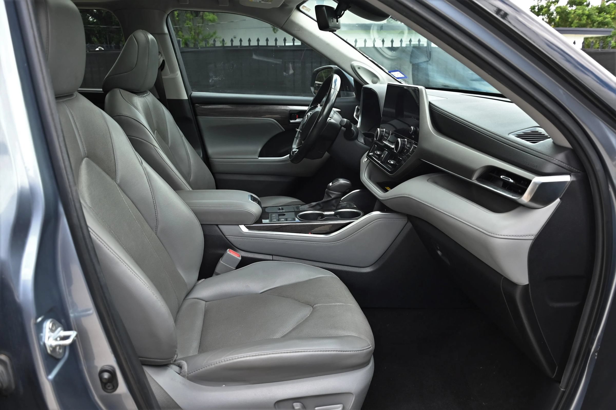Used 2023 Toyota Highlander Limited FWD image 12