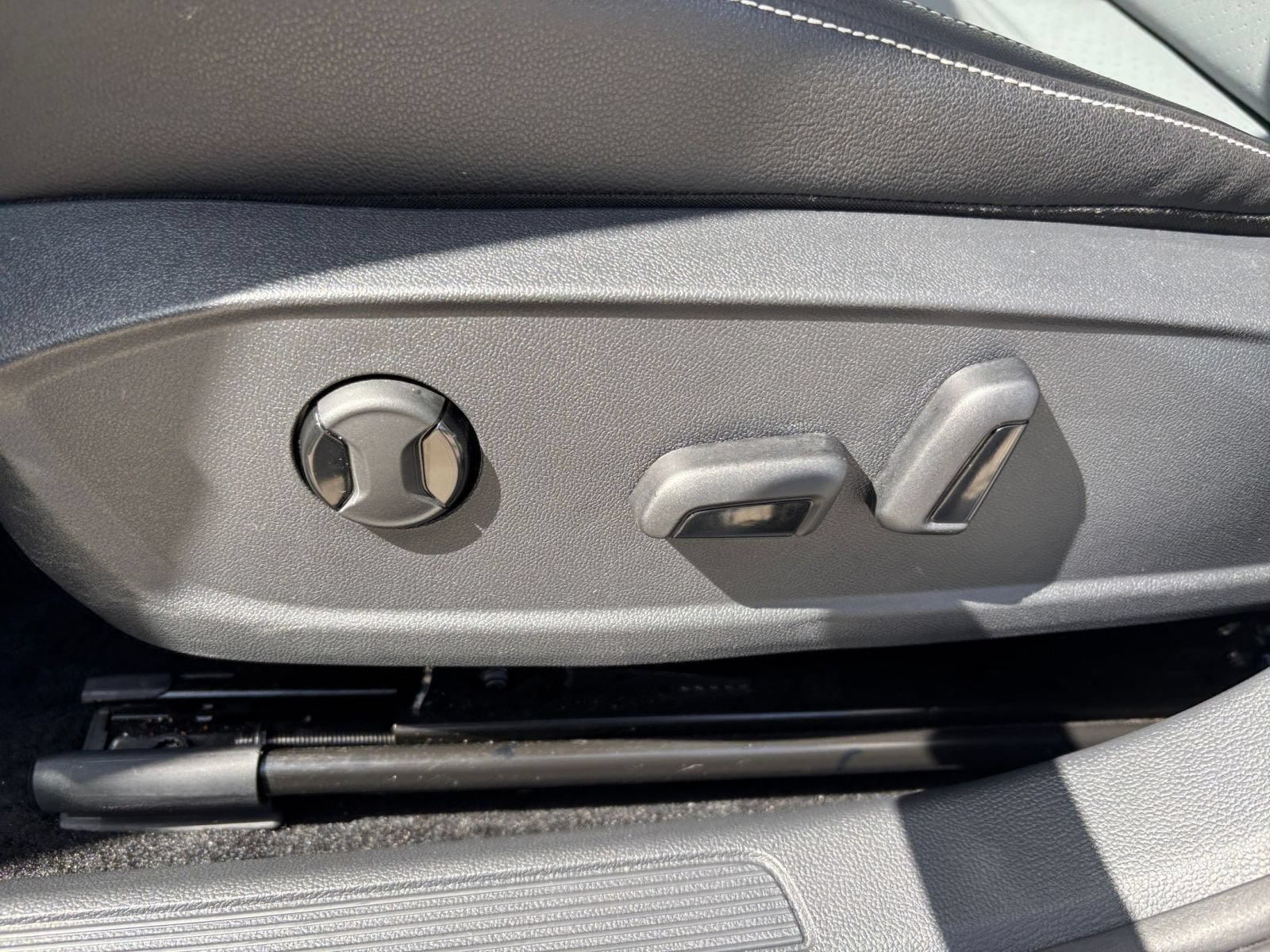 Used 2025 Volkswagen Jetta SE FWD image 22