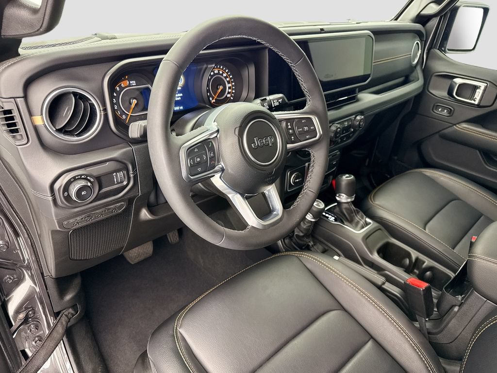 Used 2025 Jeep Wrangler Unlimited Sahara AWD/4WD image 9